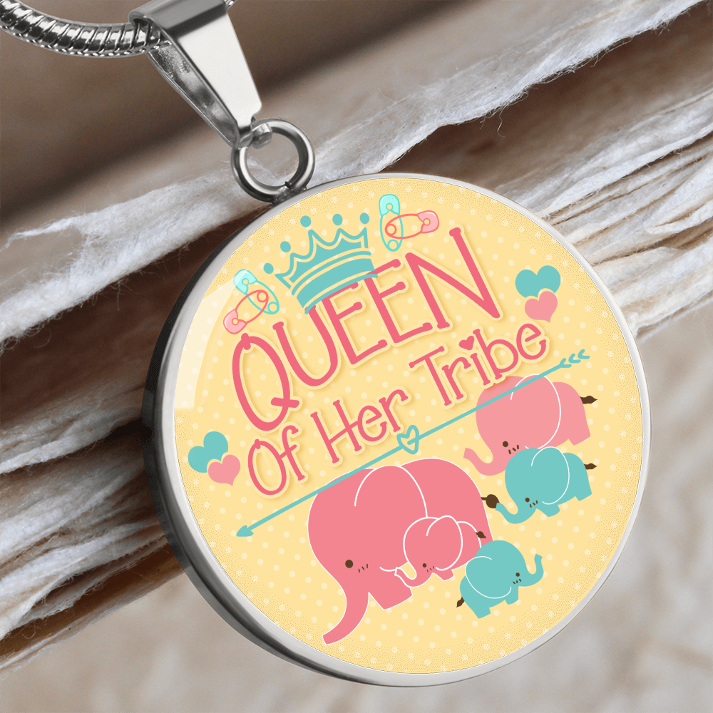 Queen of her tribe - Graphic Circle Necklace - JustFamilyThings